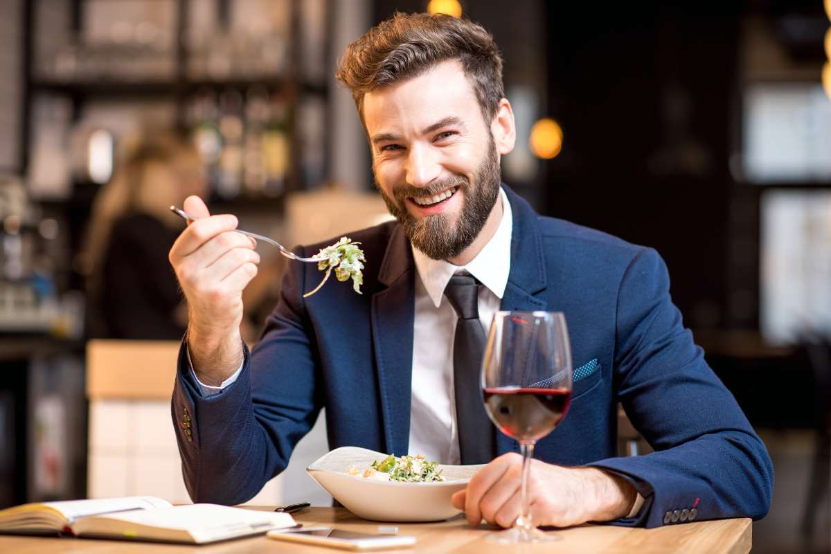 Uomo mangia in un ristorante