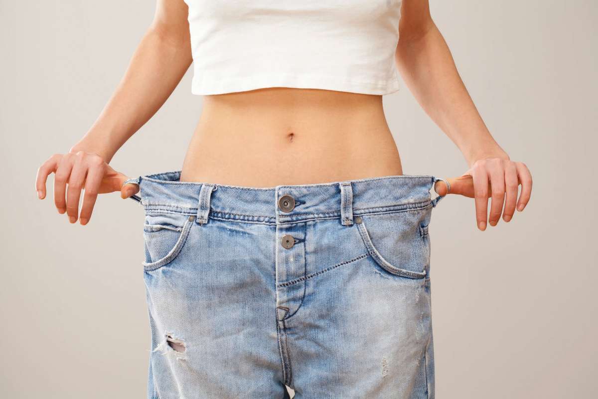 Donna con jeans larghi