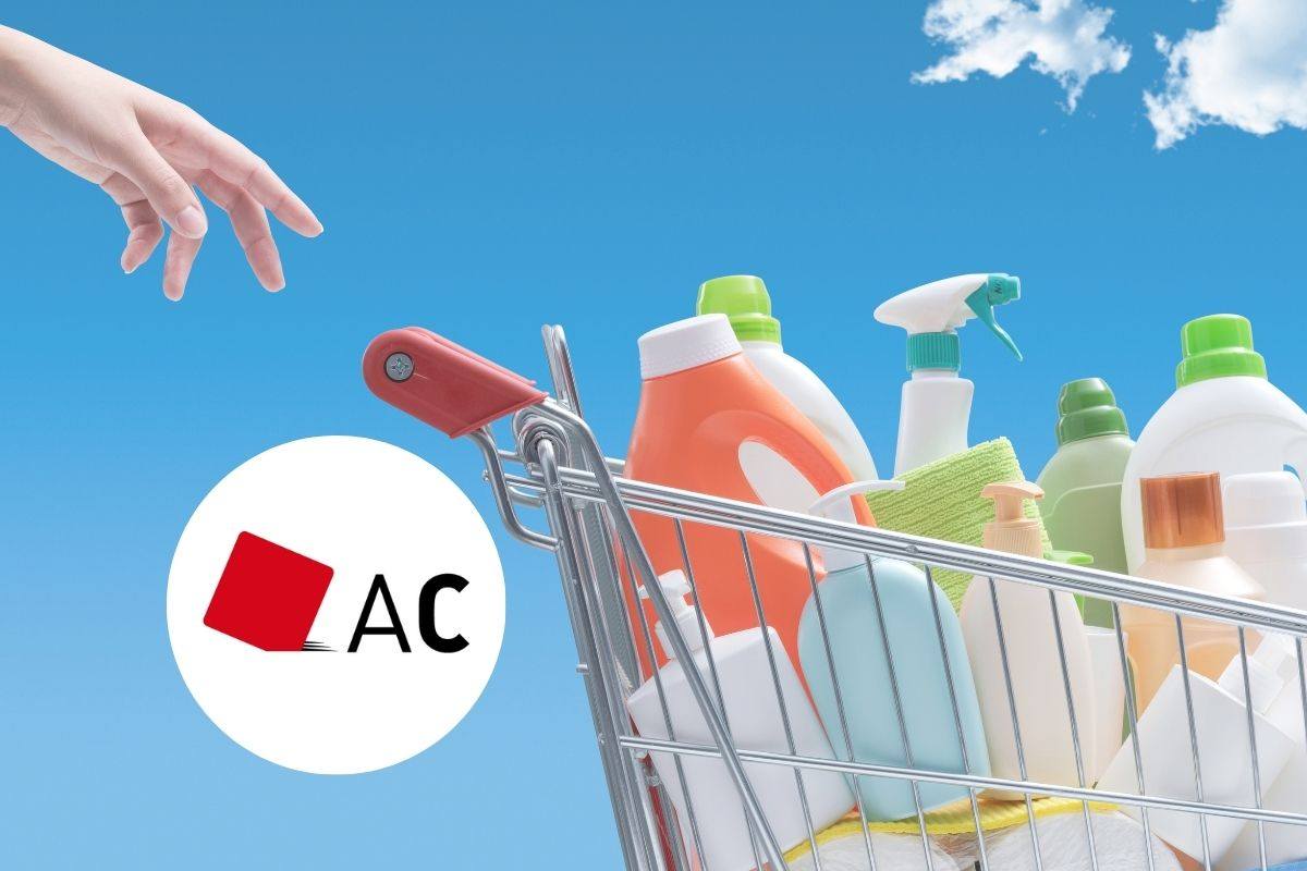un carrello con dentro molti detersivi e nel cerchietto il logo di altroconsumo