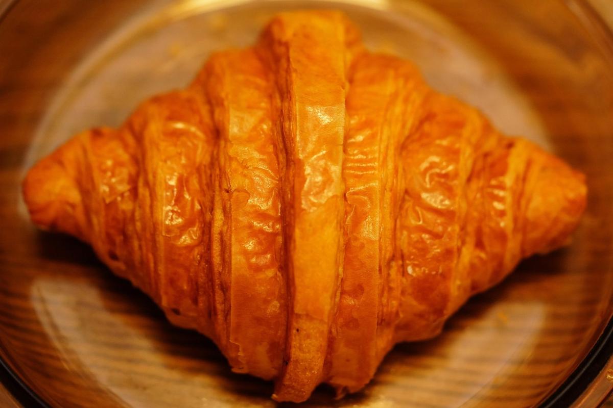 una brioche sopra un tagliere di legno