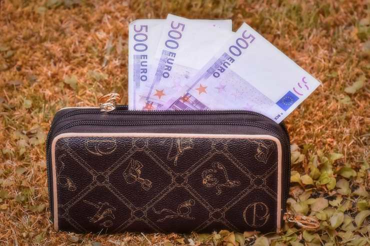 portafoglio con dentro 3 banconote da 500 euro