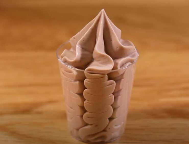 camy cream al cioccolato in un bicchiere