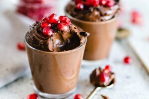 Mouse al cioccolato con chicchi di melograno