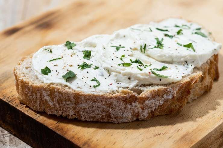 Mousse spalmata sul pane
