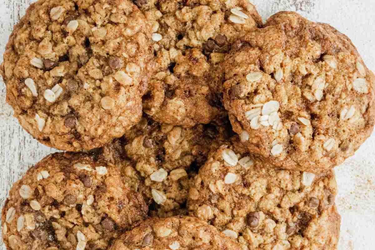 Biscotti sparsi su di un ripiano