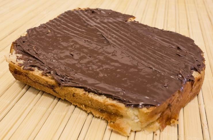 crema spalmabile al cioccolato sopra una fetta di pane
