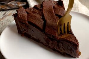 fetta di crostata sacher