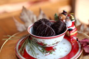dolcetti al cioccolato dentro ad una tazza