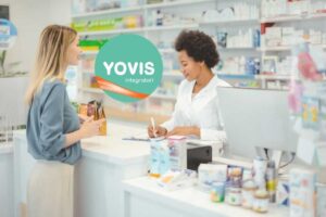 una farmacista con una ragazza in farmacia e nel cerchietto la scritta Yovis