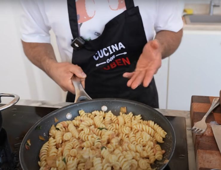 ruben prepara fusilli con crema di ricotta