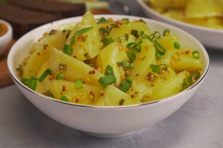 Insalata di patate nella ciotola