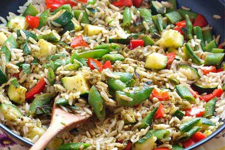 Insalatona mista con mestolo di legno