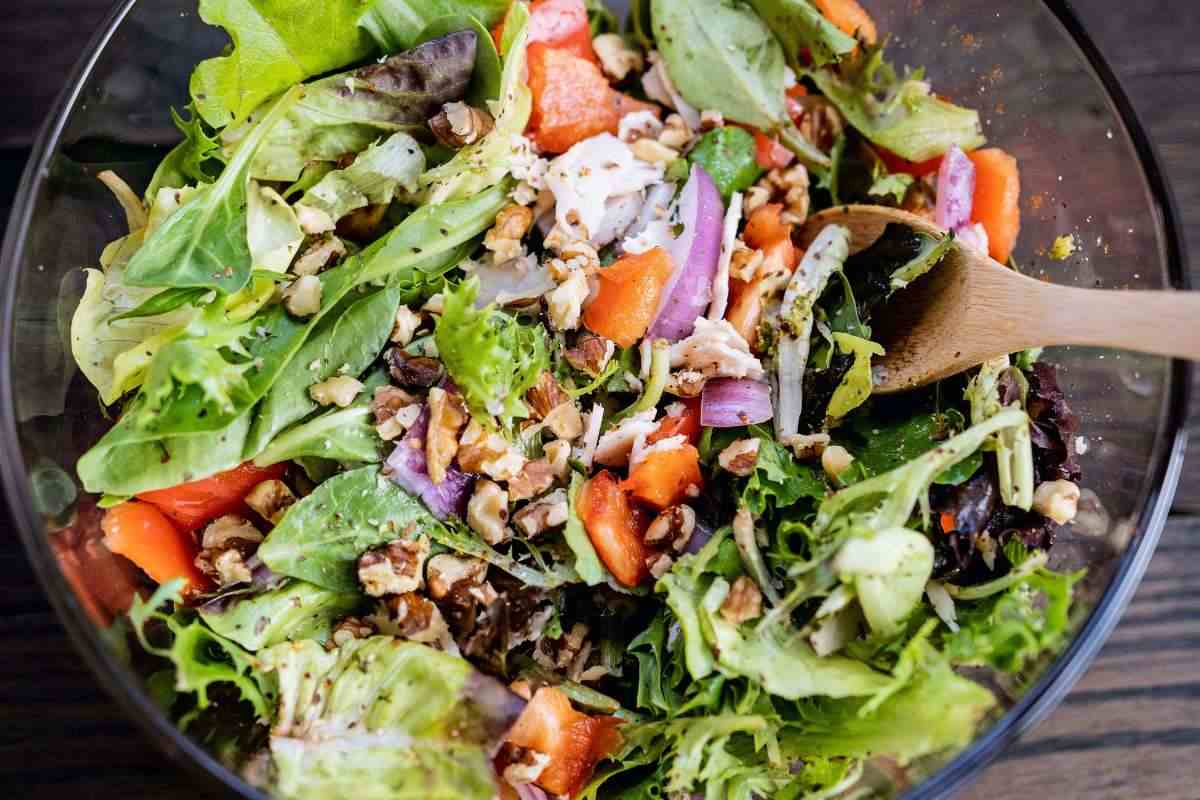 Insalatona mista in un recipiente