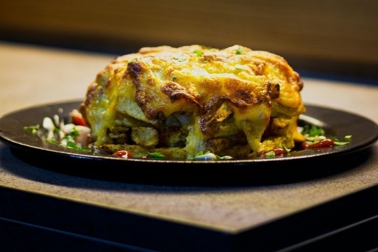 fetta di lasagna sopra ad un piatto