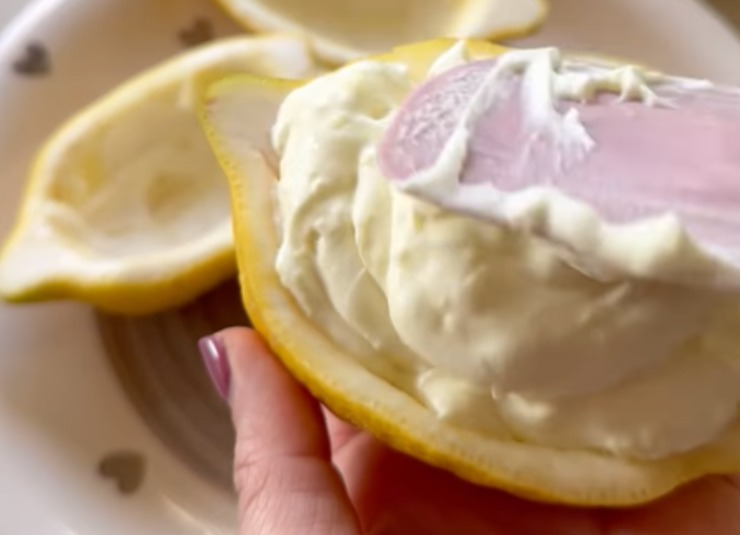 Valentina che farcisce i limoni