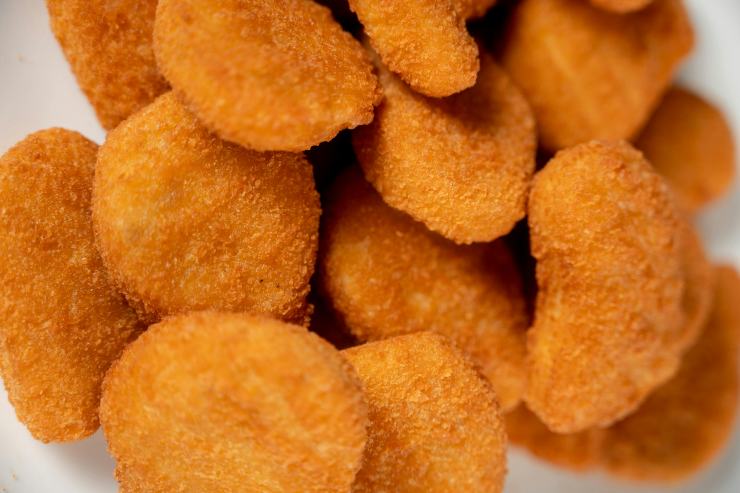 nuggets sparsi in un piatto