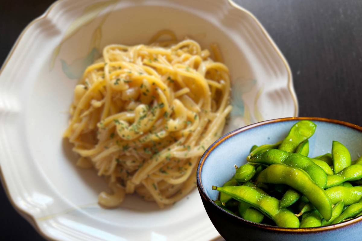 Spaghetti nel piatto e fave nella ciotola