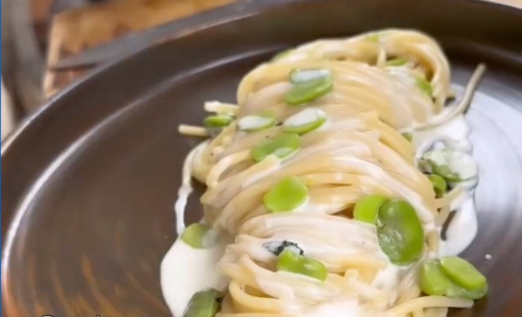 spaghetti con fave e salsa pecorino
