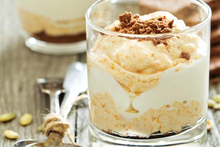 dolce all'interno di un bicchiere