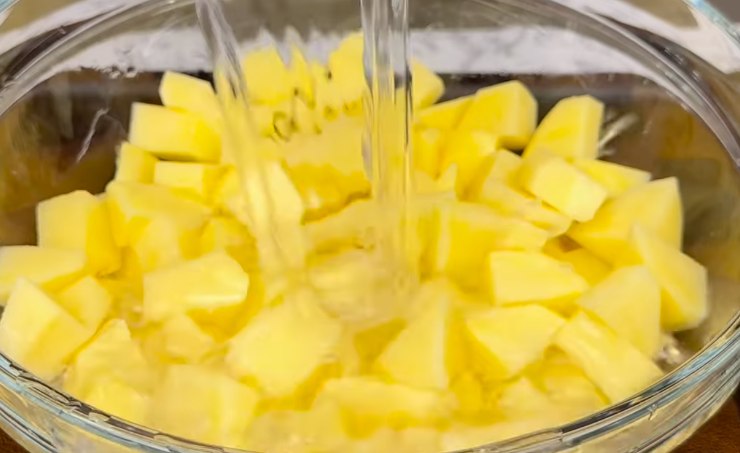 patate crude in ciotola con acqua