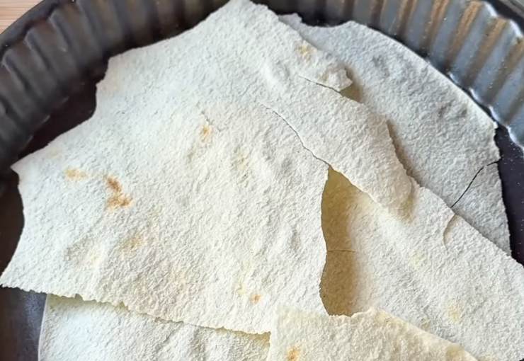 strato di pane carasau su teglia 