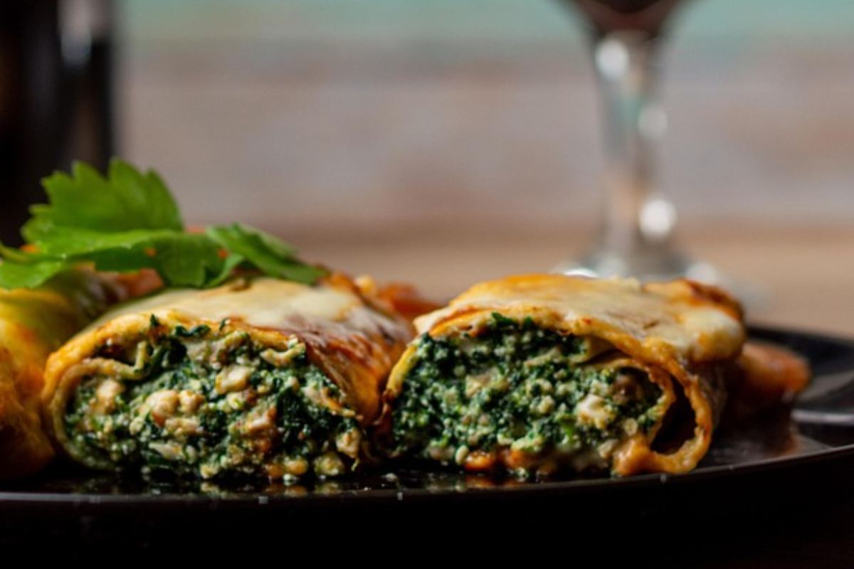 2 rotoli di piadina ripiene di verdure sopra un piatto