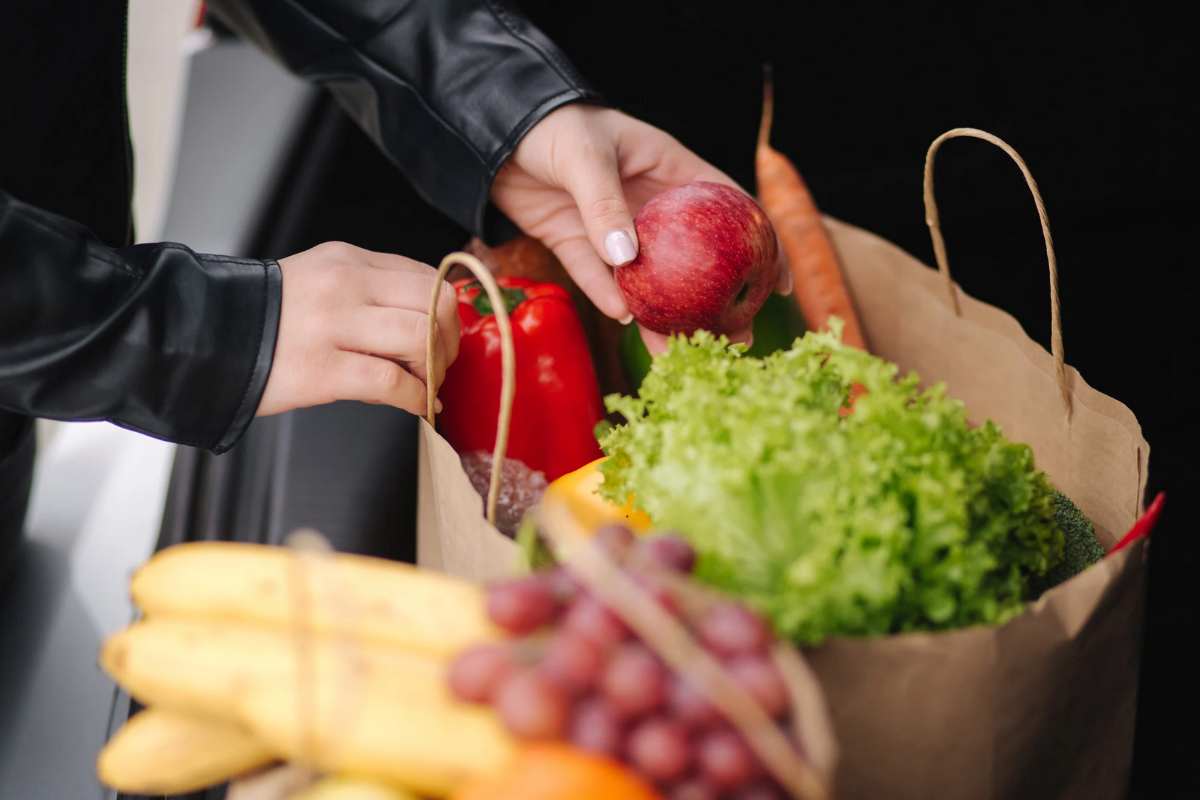 Sacchetto della spesa con frutta e verdura