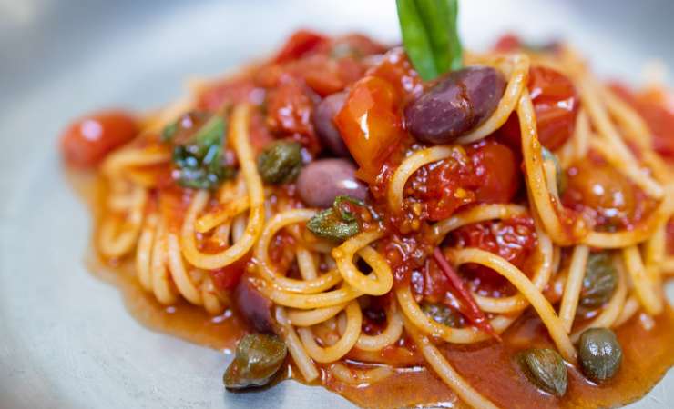 spaghetti sugo e capperi sugosi