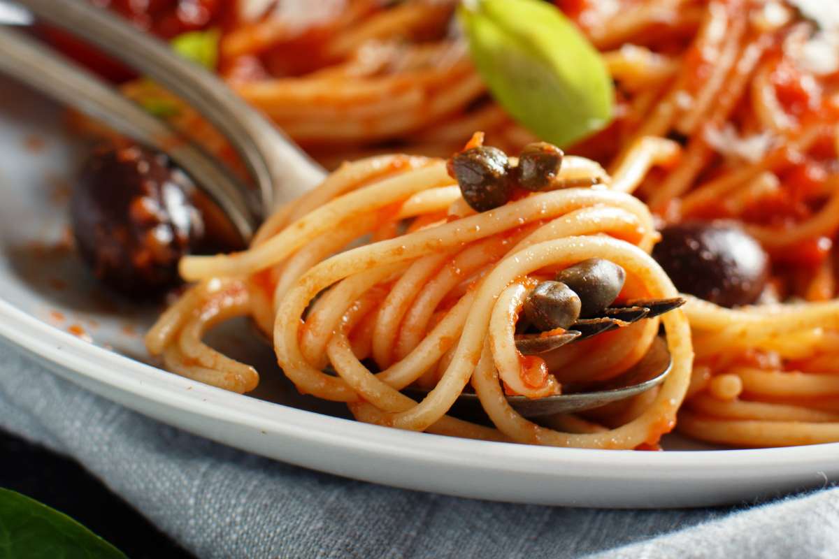 spaghetti alla rivierasca arrotolati su di una forchetta