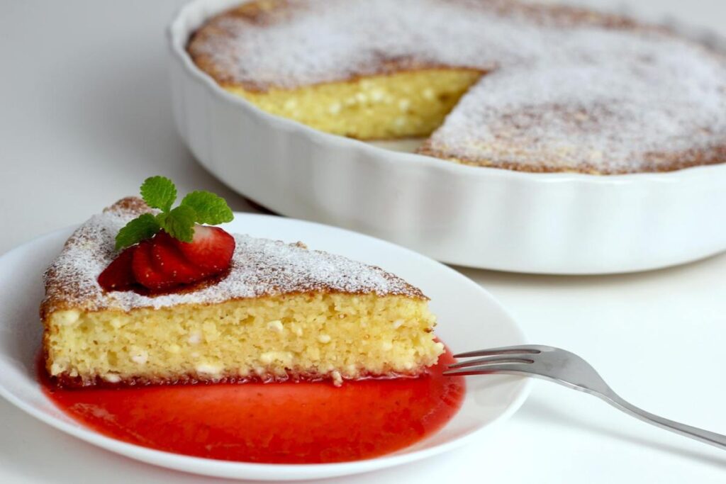 fetta di torta su un piattino con sopra delle fragole