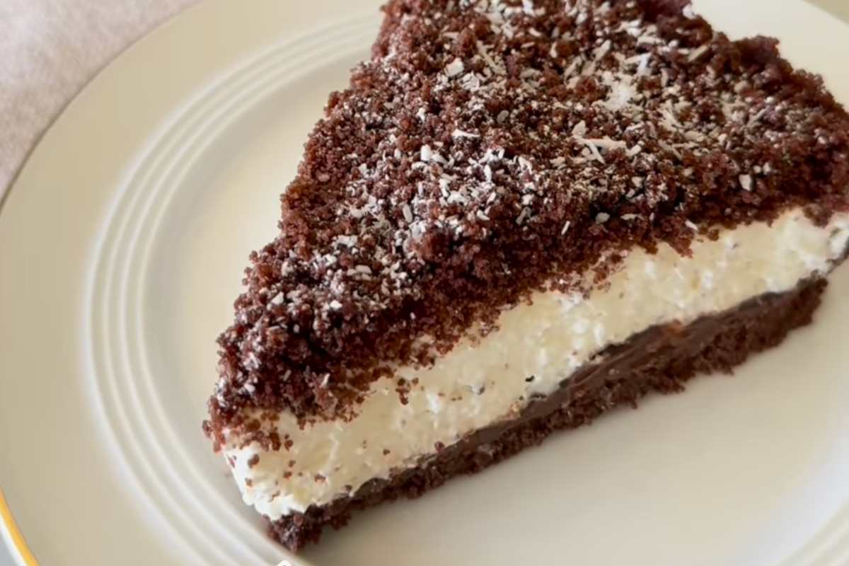 pezzo di torta di cocco e cacao senza cottura