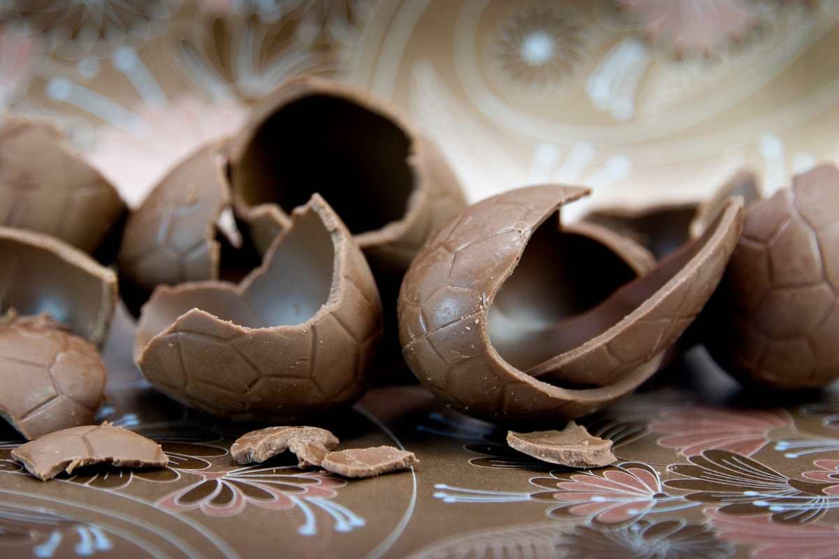 Uova di cioccolato rotte