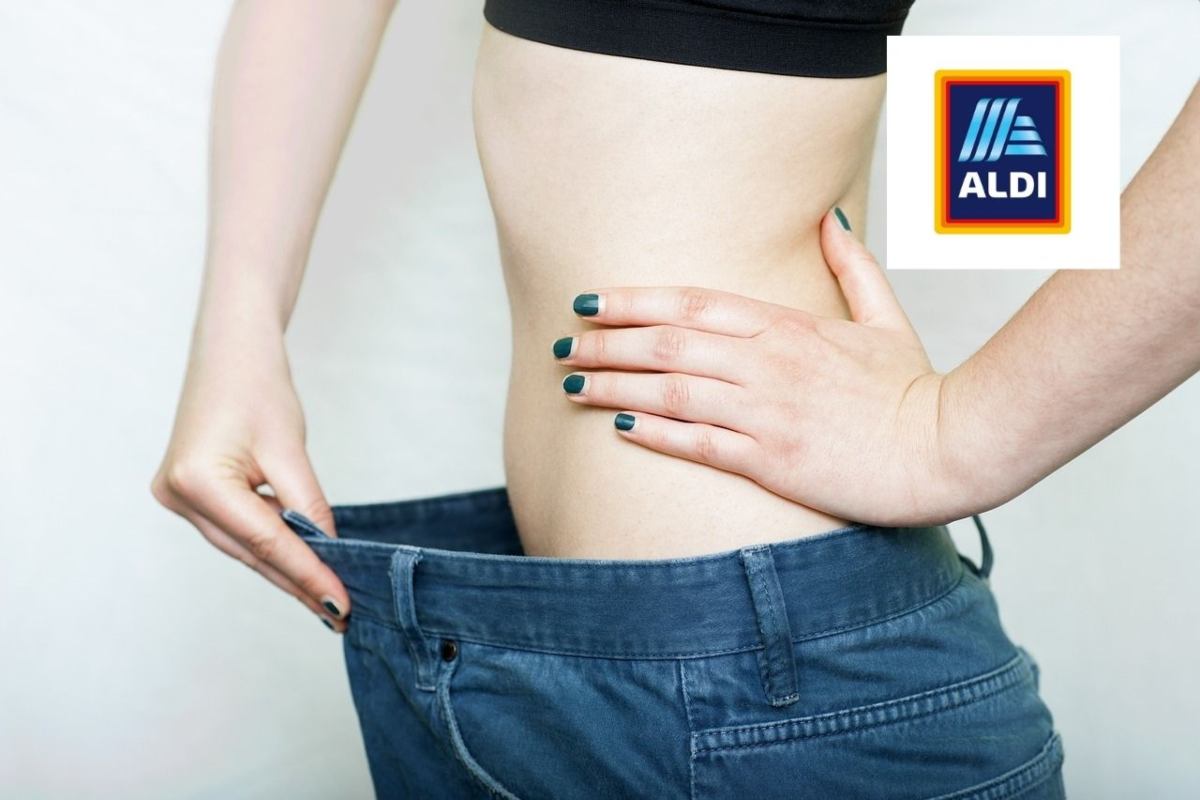 donna di profilo che si tira i pantaloni larghi e lodo di Aldi