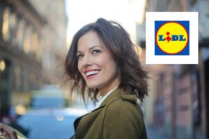 donna che sorride e logo del lidl