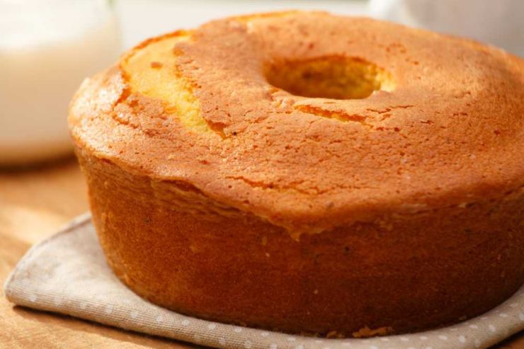 ciambellone dorato su di un canovaccio