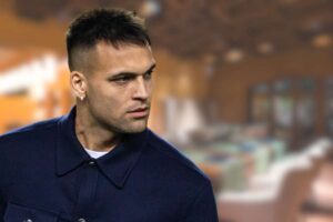 lautaro martinez con ristorante sullo sfondo