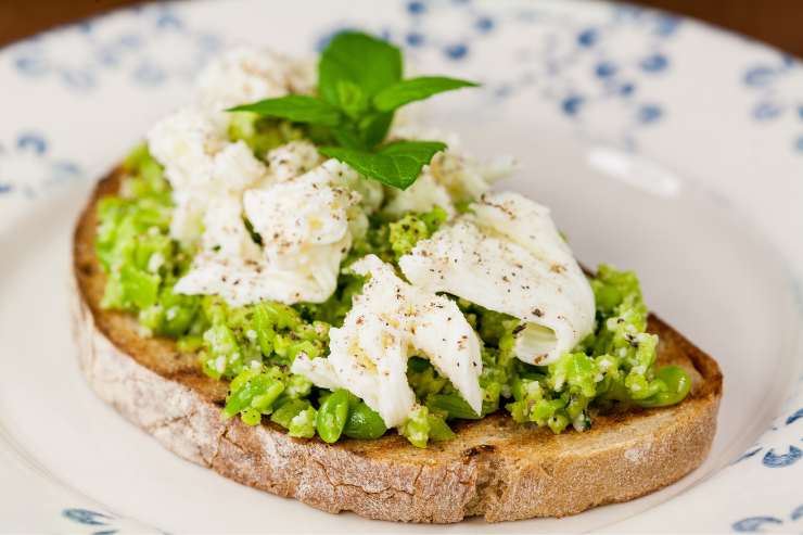 bruschetta con fave e mozzarella