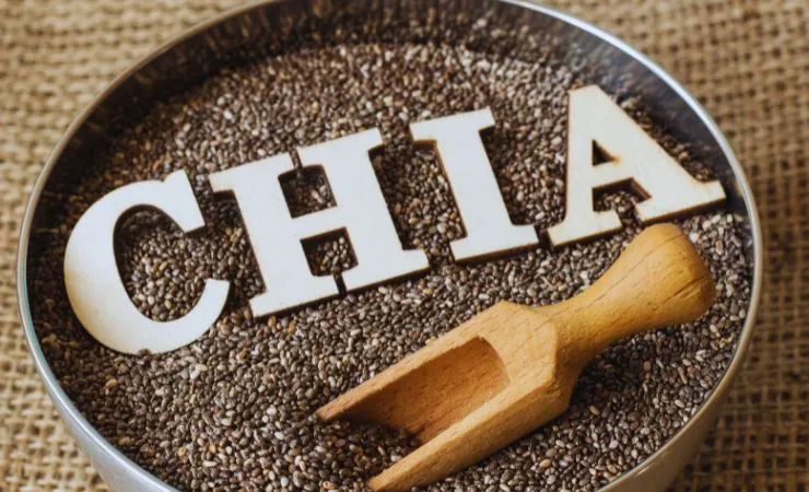 semi di chia in una ciotola e la scritta chia