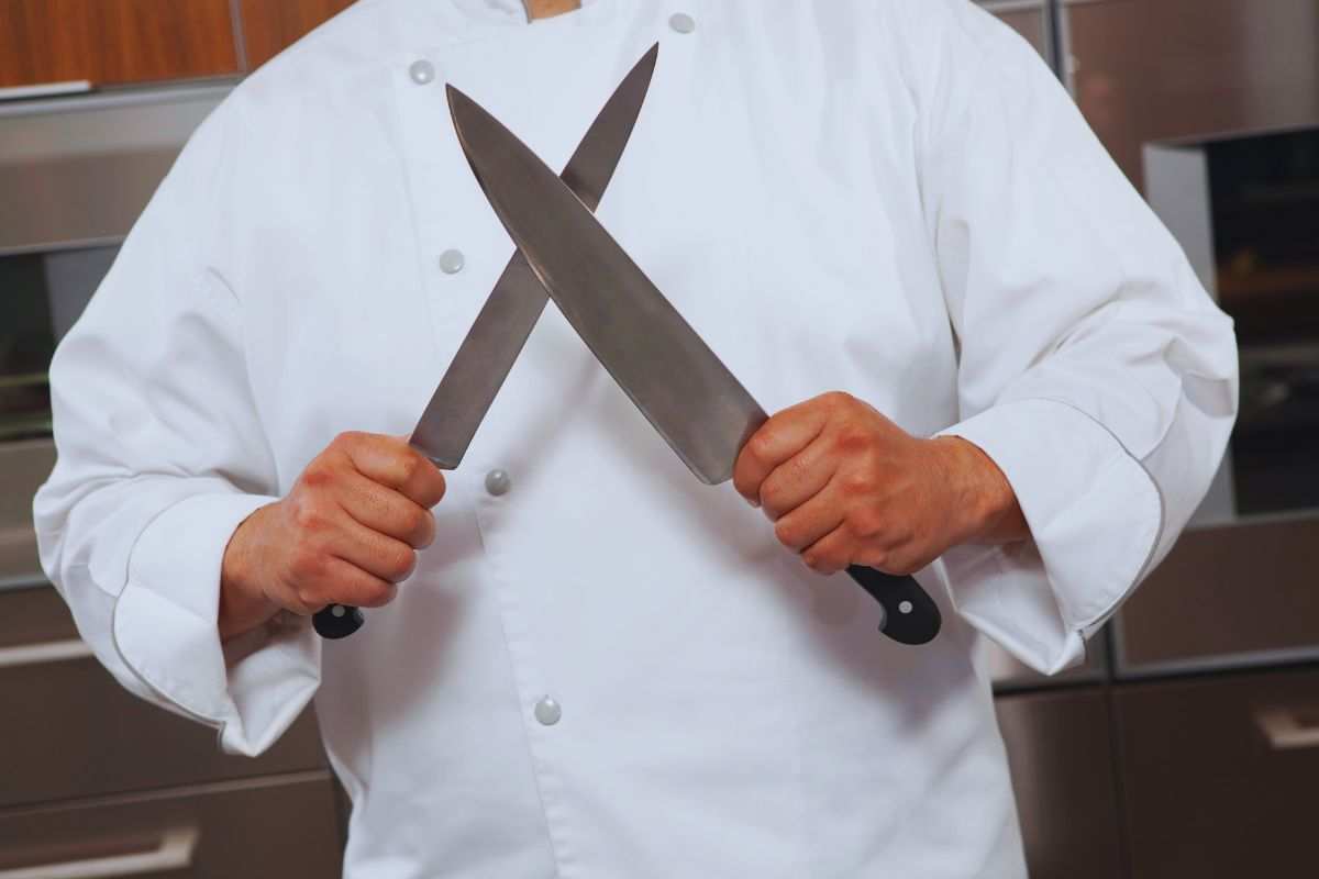 uno chef affila due coltelli