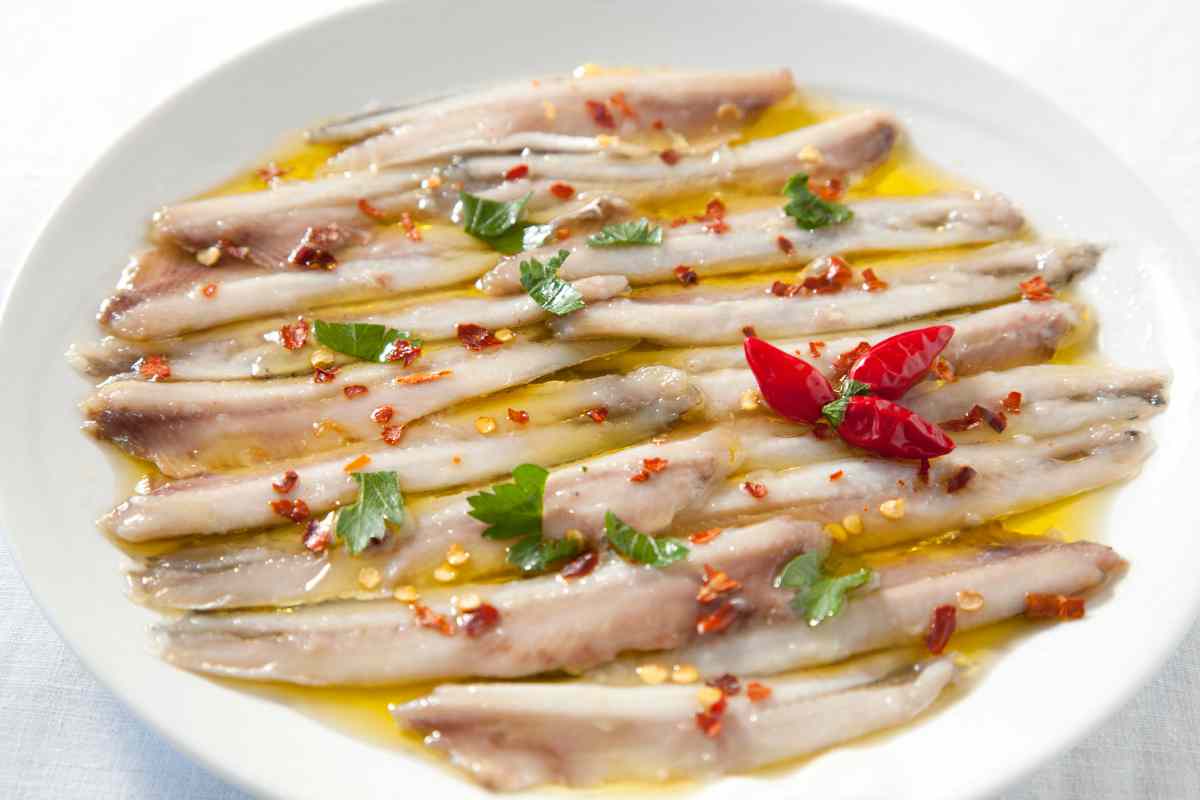 Piatto con alici marinate e peperoncino