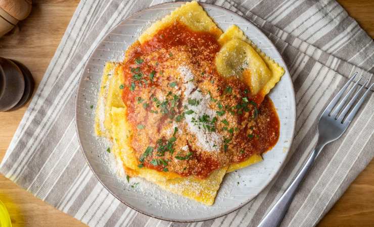 Ravioli con sugo e formaggio