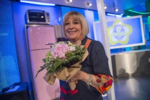 Anna Moroni con fiori in mano