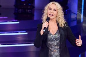 Antonella Clerici con microfono