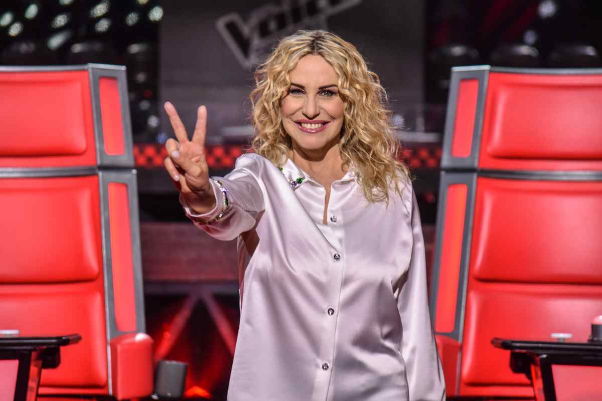 Antonella Clerici sorridente fa segno vittoria