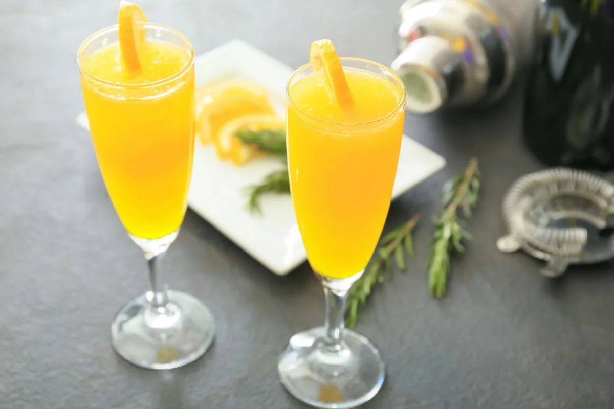 Cocktail gialli con frutta