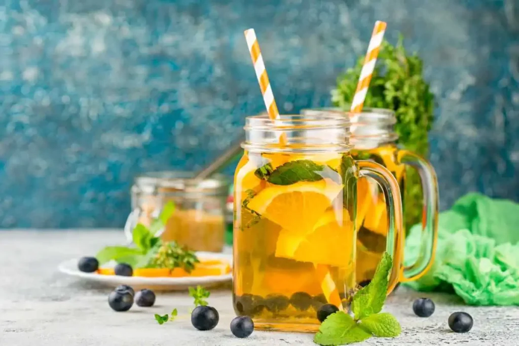 Caraffa con acqua, arancia, mirtilli e menta