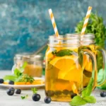 Caraffa con acqua, arancia, mirtilli e menta