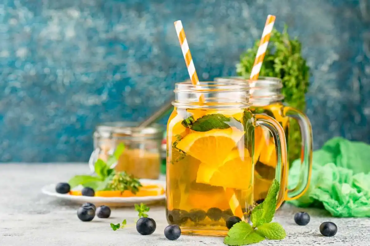 Caraffa con acqua, arancia, mirtilli e menta