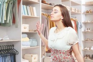 una ragazza annusa nell'armadio