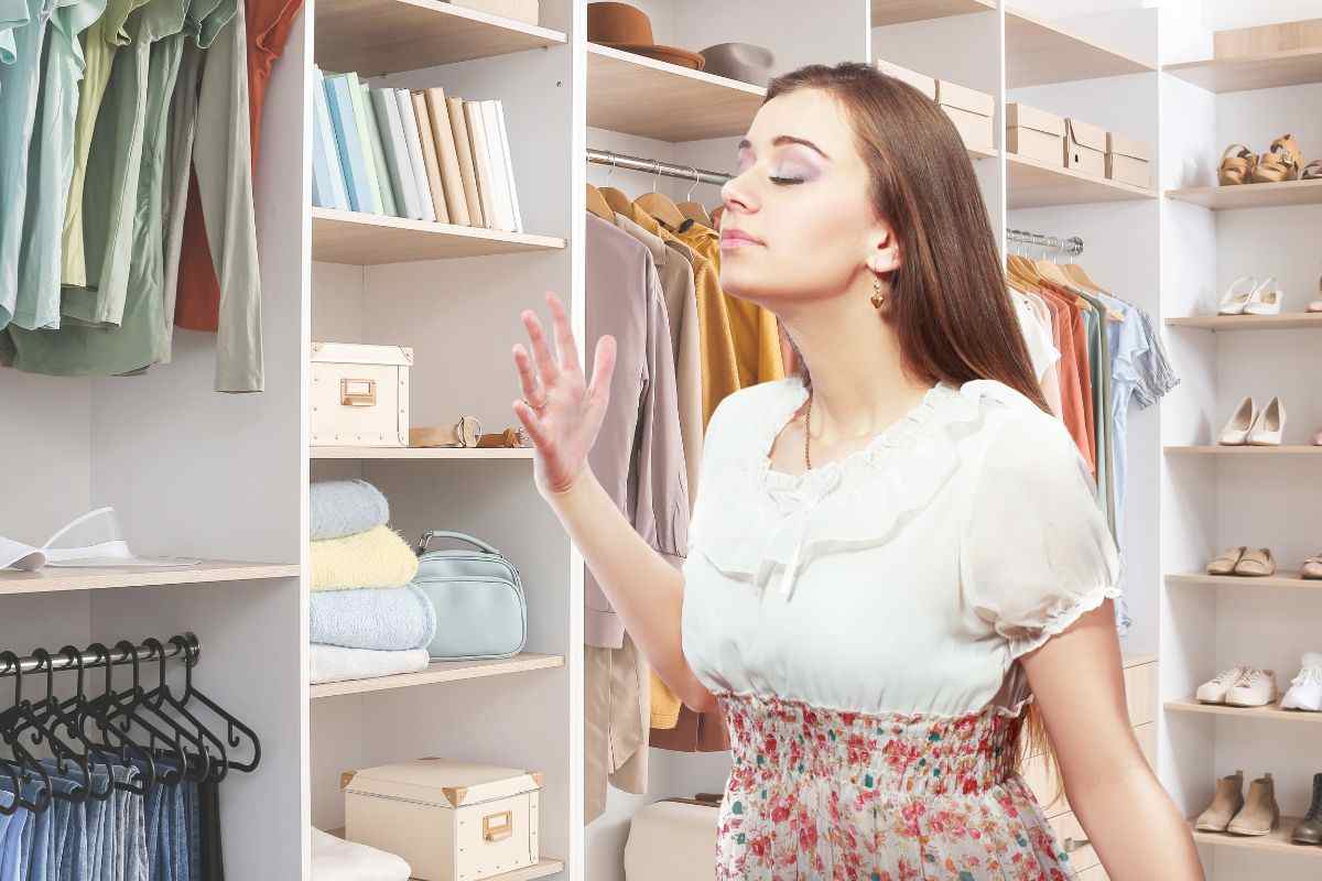 una ragazza annusa nell'armadio